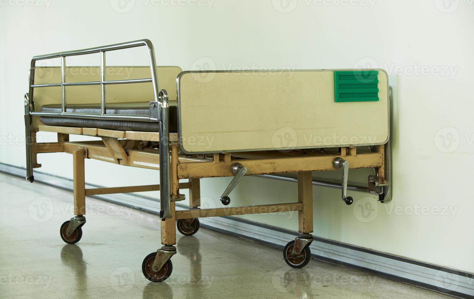 Ein altes leeres Patientenbett im Krankenhaus foto