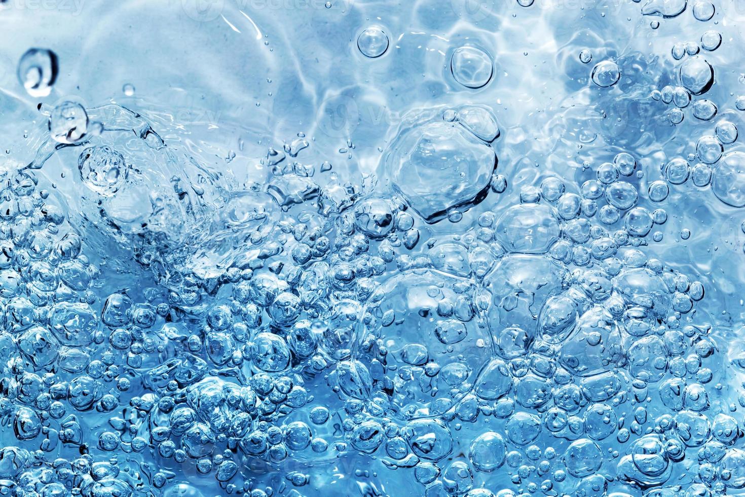sauberes Wasser mit Blasenbildung beim Gießen von Wasser oder Spritzern foto