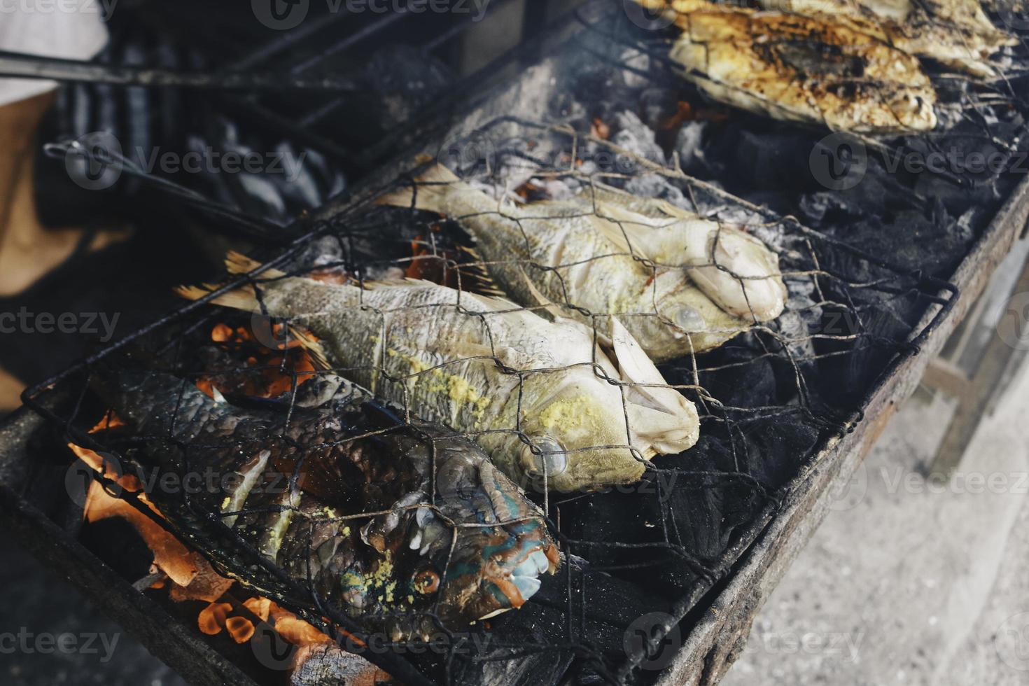 Gegrillter Fisch mit Holzkohle zum Verkauf auf dem Straßenmarkt oder im Restaurant in Indonesien foto