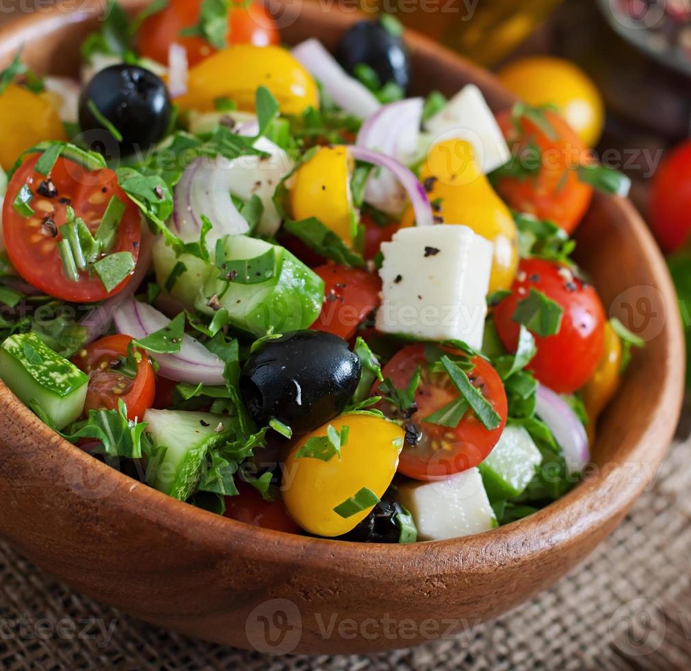 Griechischer Salat mit frischem Gemüse, Feta-Käse und schwarzen Oliven foto