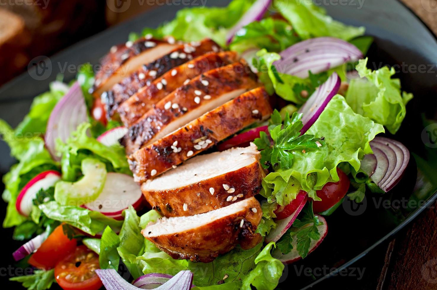 frischer Gemüsesalat mit gegrillter Hähnchenbrust. foto