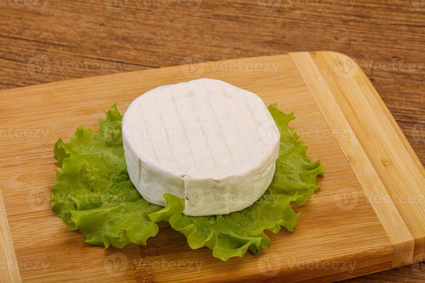 Köstlicher Brie runder Weichkäse foto