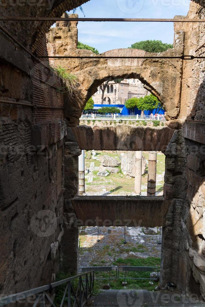 Gebäuderuinen und antike Säulen in Rom, Italien foto