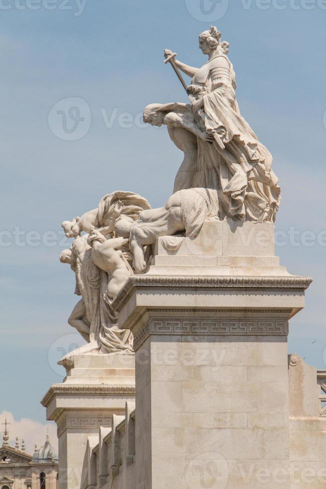 reiterdenkmal für sieger emanuel ii in der nähe von vittoriano am tag in rom, italien foto