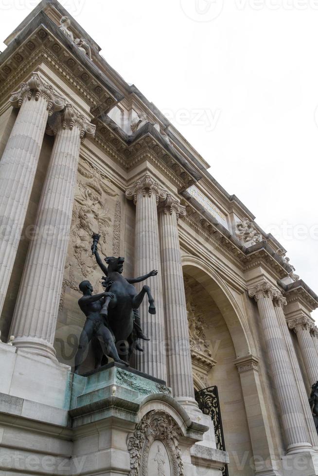 historisches gebäude in paris frankreich foto