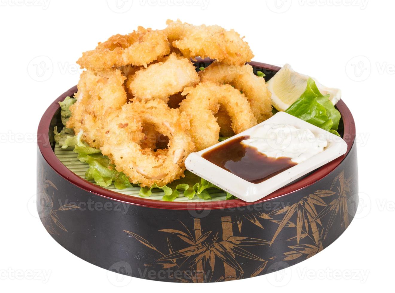 frittierte Tintenfischringe Calamari mit grünem Salat foto