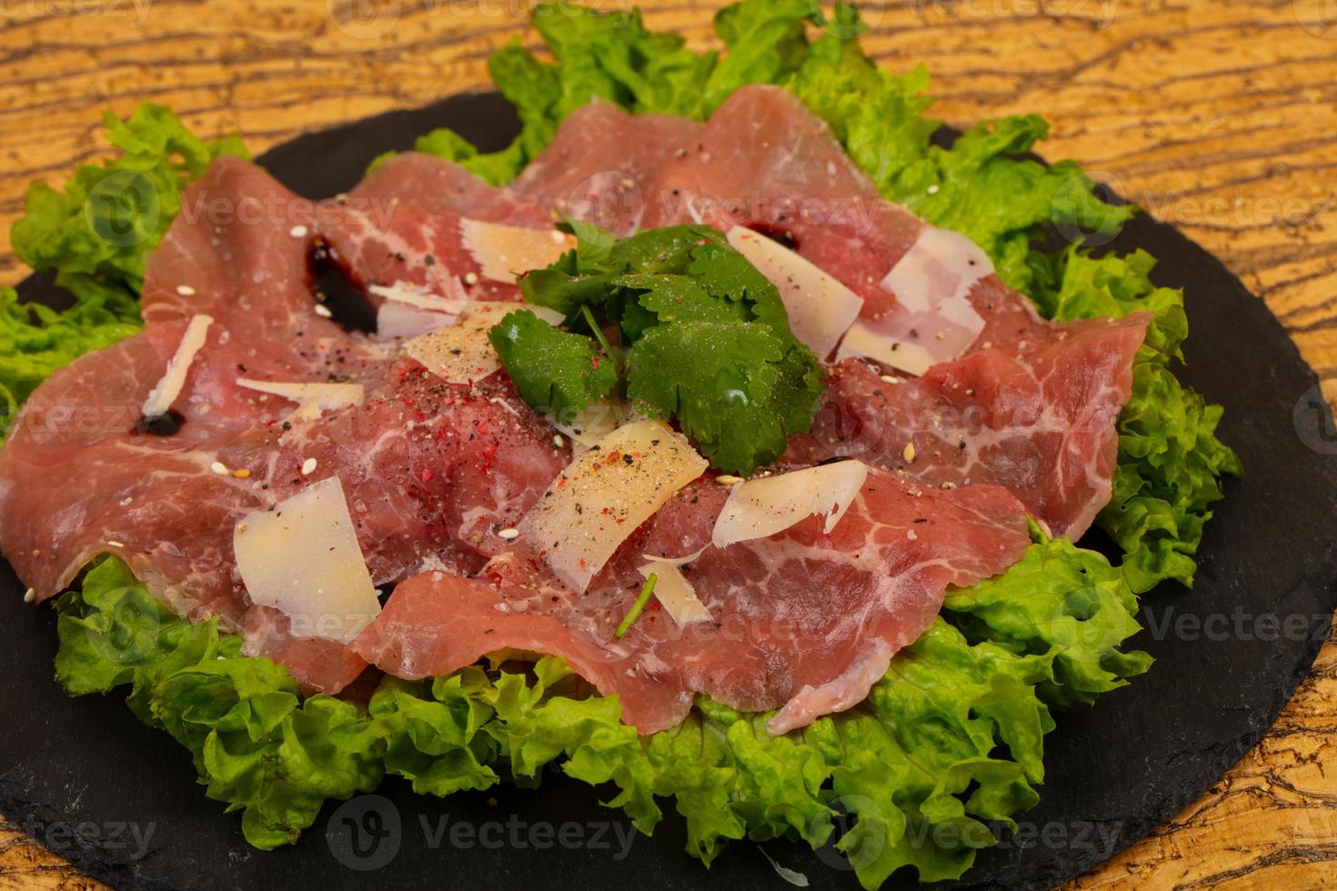 Rindercarpaccio mit Parmesankäse foto