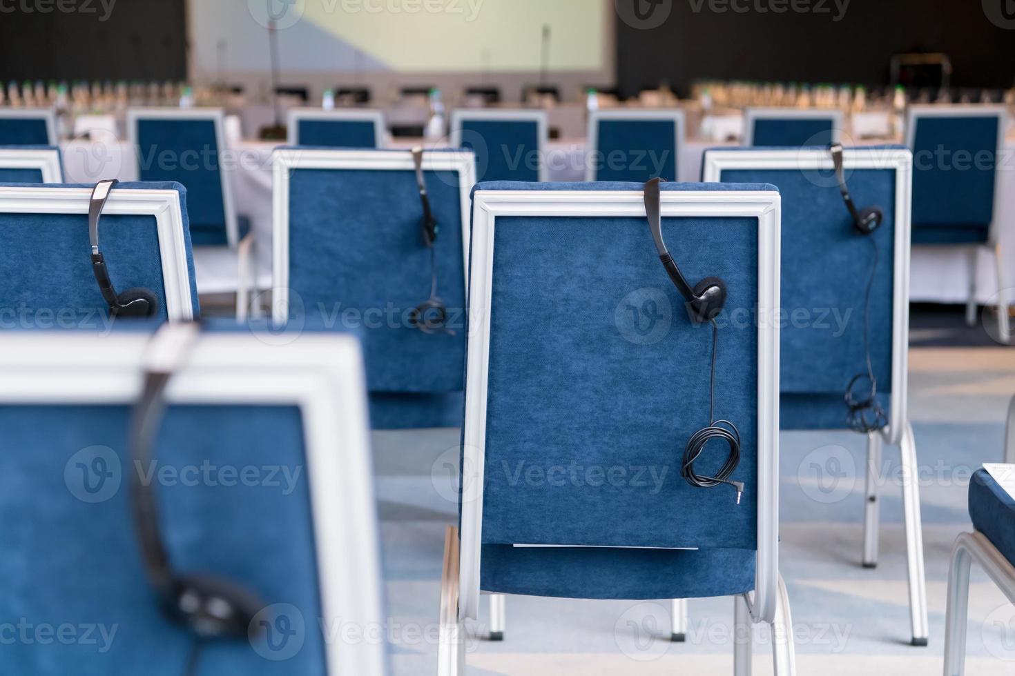 innenraum eines großen modernen konferenzraums foto