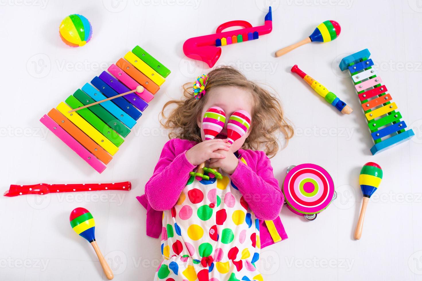 lustiges kleines Mädchen mit Musikinstrumenten foto
