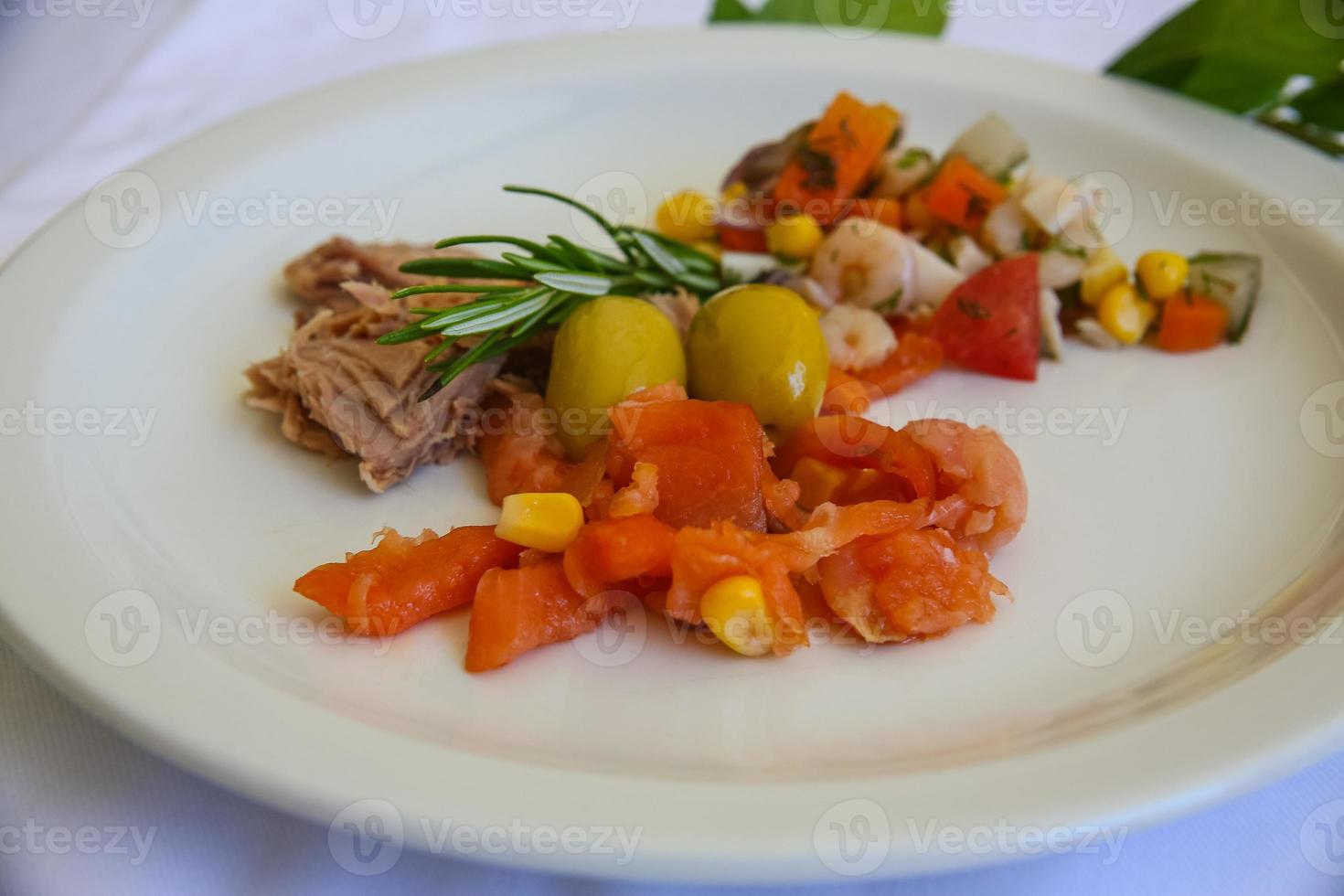 Salat mit Thunfisch, Lachs und Garnelen foto