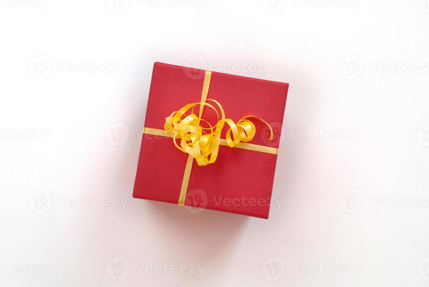 rote Geschenkbox mit Band lokalisiert auf weißem Hintergrund. foto