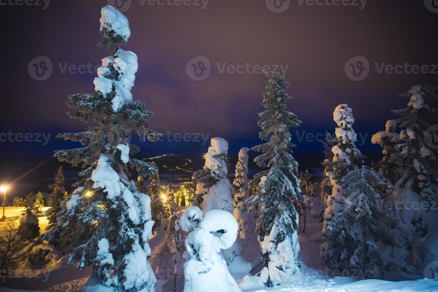 schöne lebendige sonnige skandinavische Winterlandschaft des Skigebiets foto