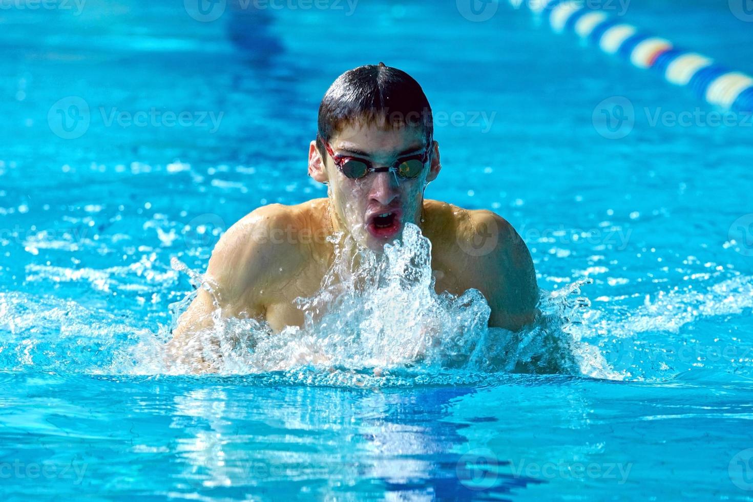 Schwimmer im Wasserpool schwimmen im Schwimmstil foto