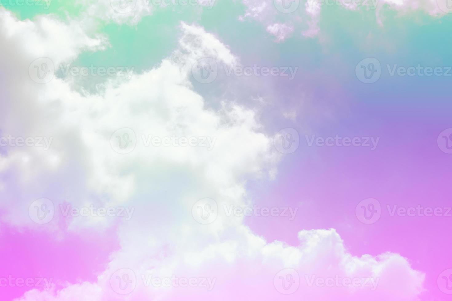 Schönheit süß lila grün bunt mit flauschigen Wolken am Himmel. mehrfarbiges Regenbogenbild. abstrakte Fantasie wachsendes Licht foto
