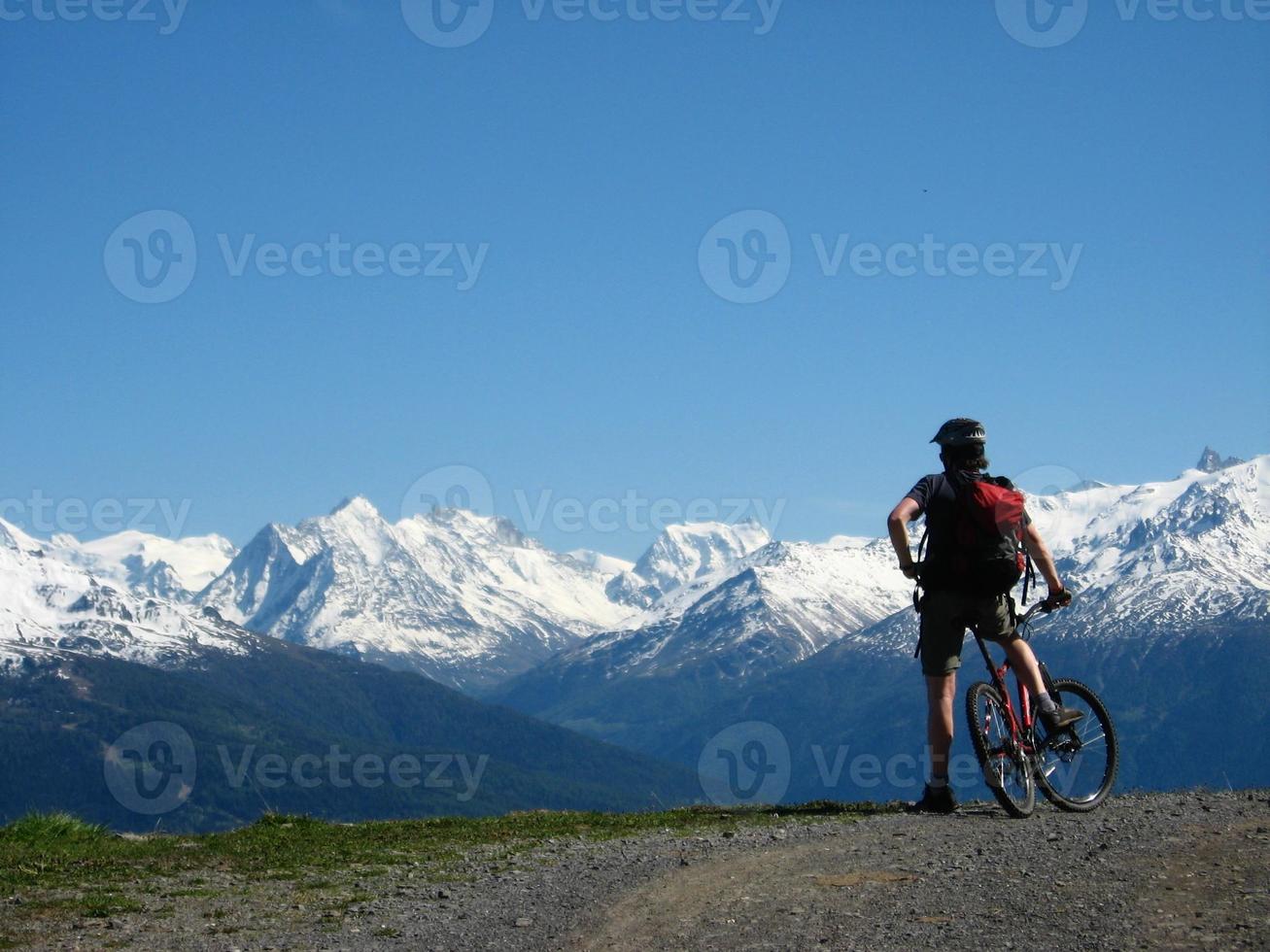 Mountainbiker mit Blick auf die Alpen foto