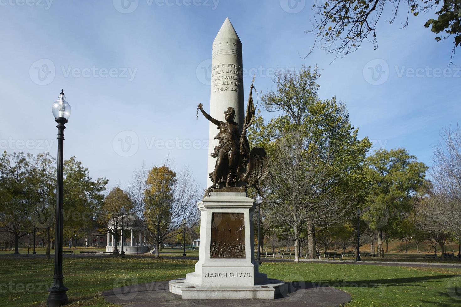 Statue und Obelisk im Boston Common Park foto