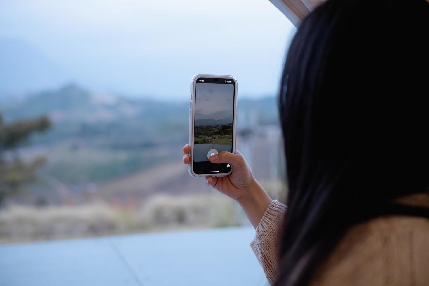 Frau mit Smartphone fotografiert in Khao Kho, Thailand foto