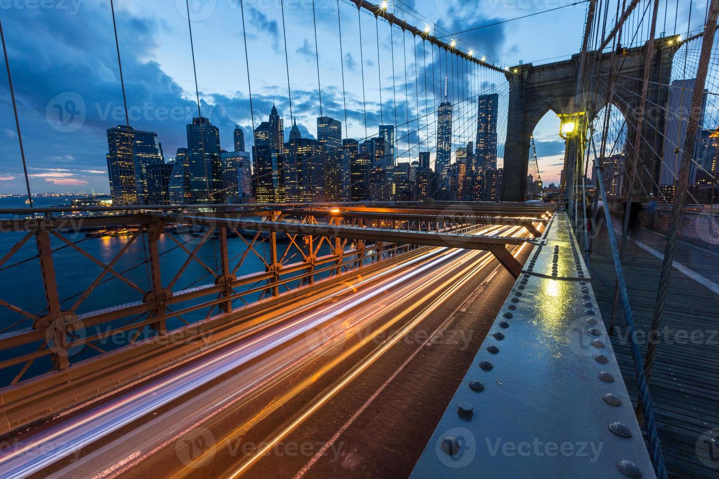 Brooklyn Bridge in New York in der Abenddämmerung foto