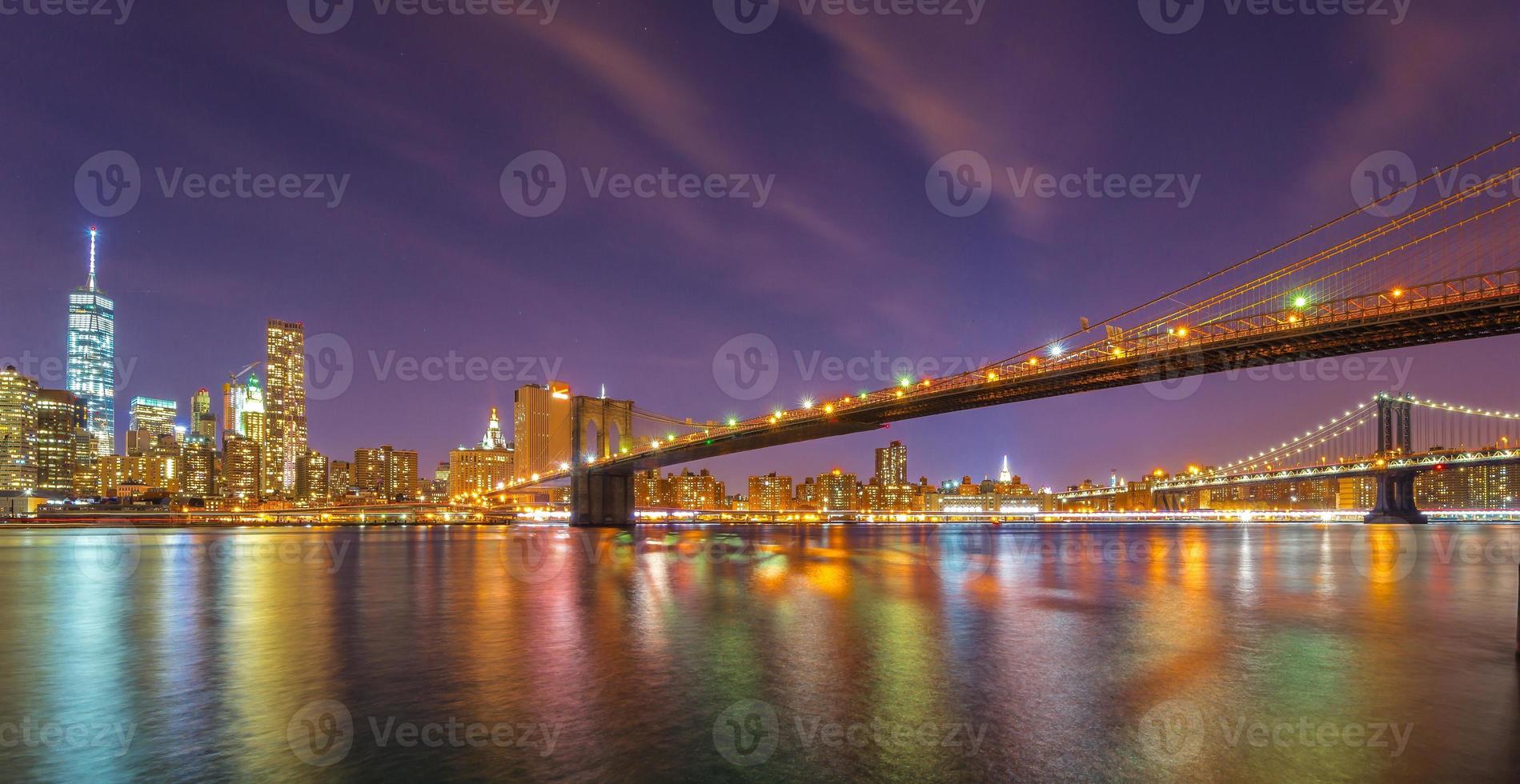 Brooklyn Bridge und die Innenstadt von Manhattan Skyline in der Nähe foto