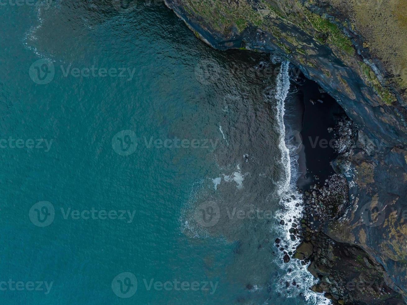 island schwarzer sandstrand mit riesigen wellen bei reynisfjara vik. foto