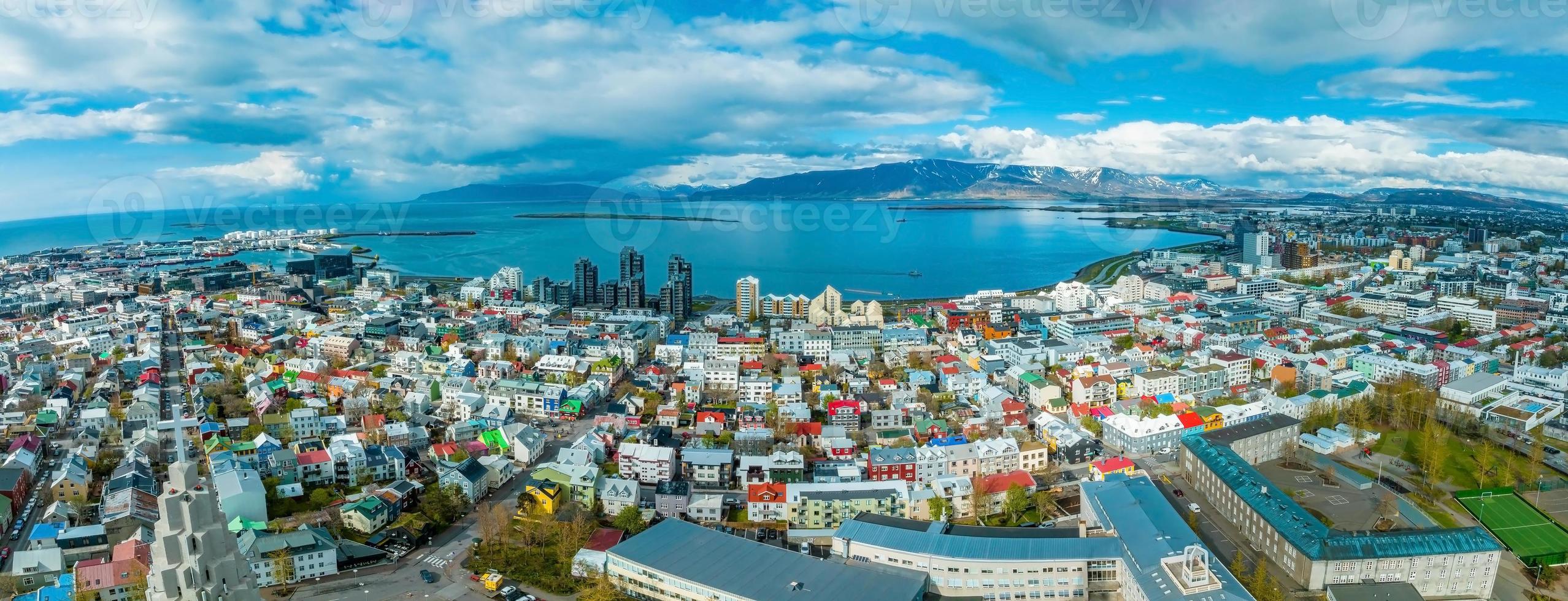 schöne luftaufnahme von reykjavik, island. sonniger Tag foto