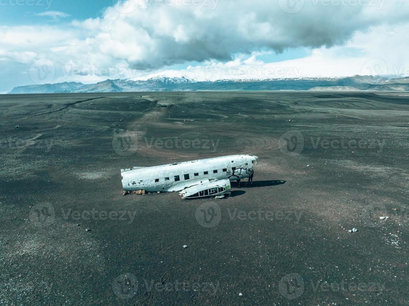 Luftaufnahme des alten abgestürzten Flugzeugs, das am Strand von Solheimasandur in der Nähe von Vik, Island, verlassen wurde. foto