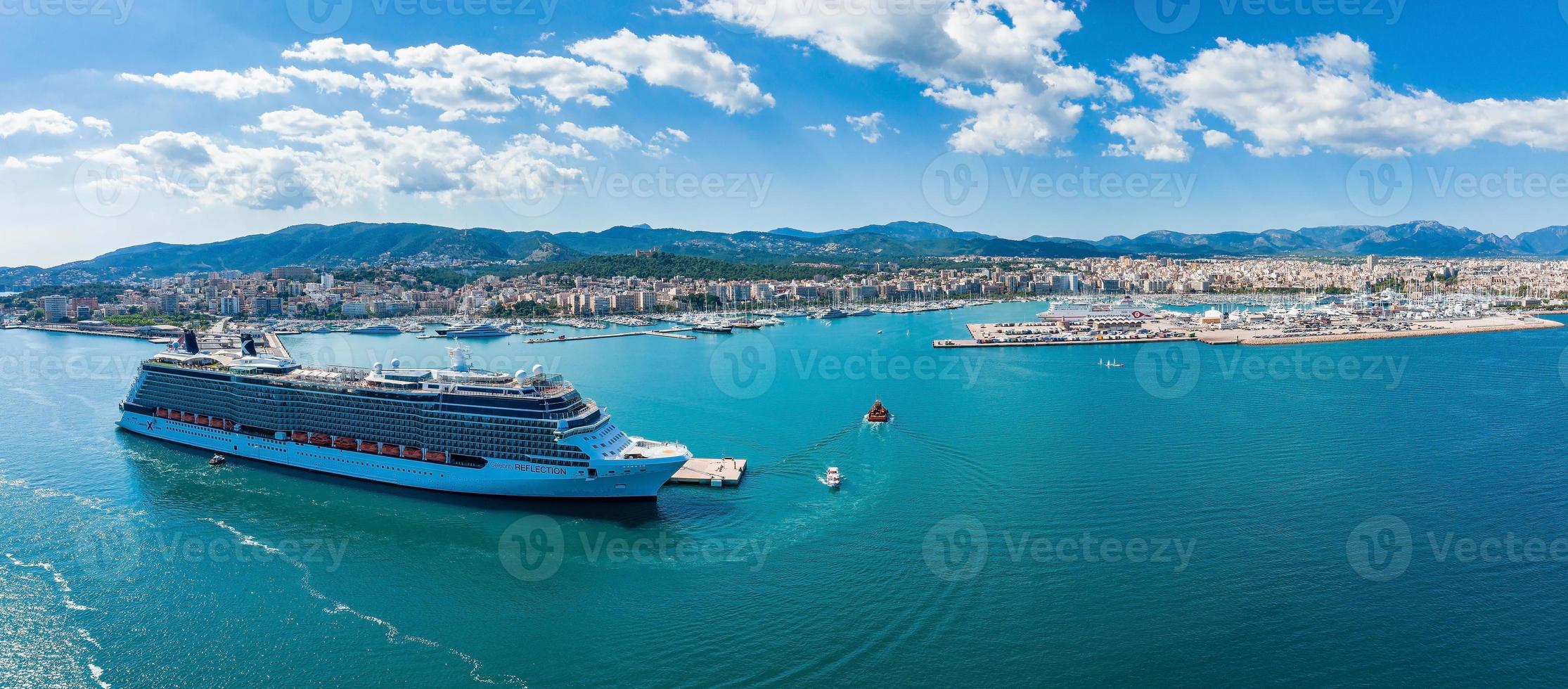 Ein großes Kreuzfahrtschiff liegt tagsüber im Hafen von Palma de Mallorca. foto