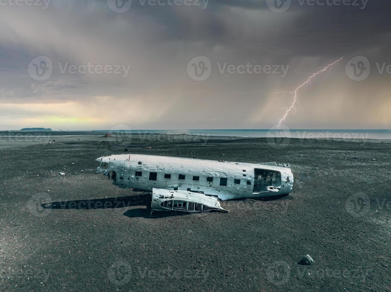 Luftaufnahme des alten abgestürzten Flugzeugs, das am Strand von Solheimasandur in der Nähe von Vik, Island, verlassen wurde. foto