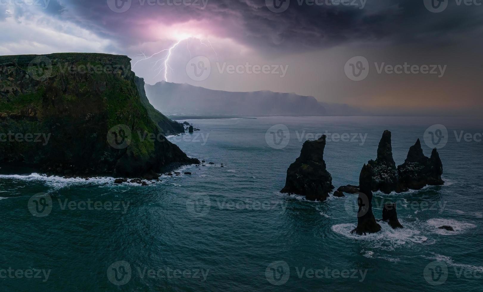 island schwarzer sandstrand mit riesigen wellen bei reynisfjara vik. foto