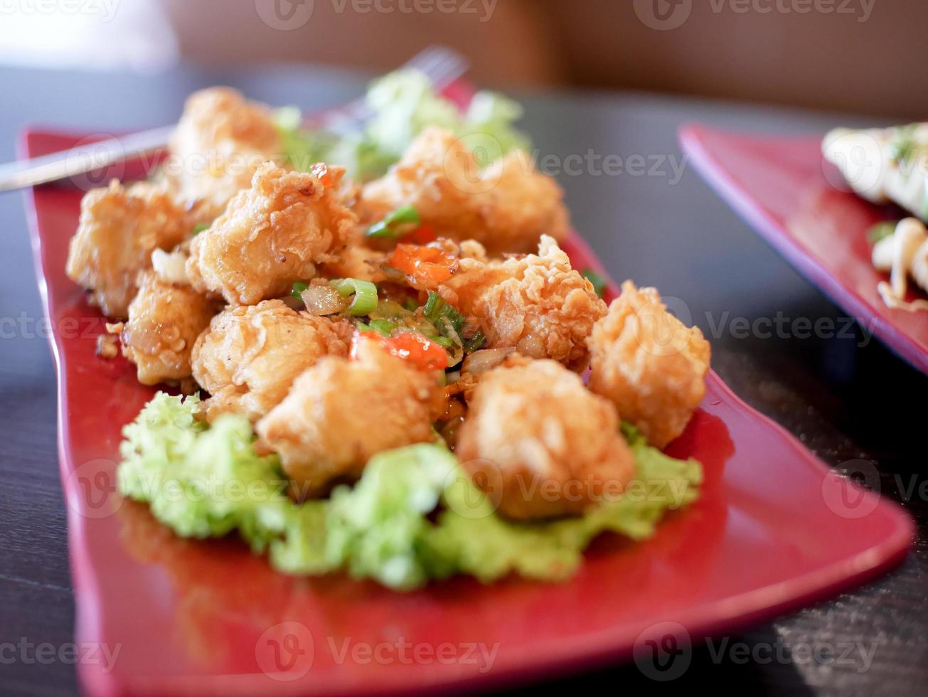 Gebratener Tofu mit Chilischeiben foto