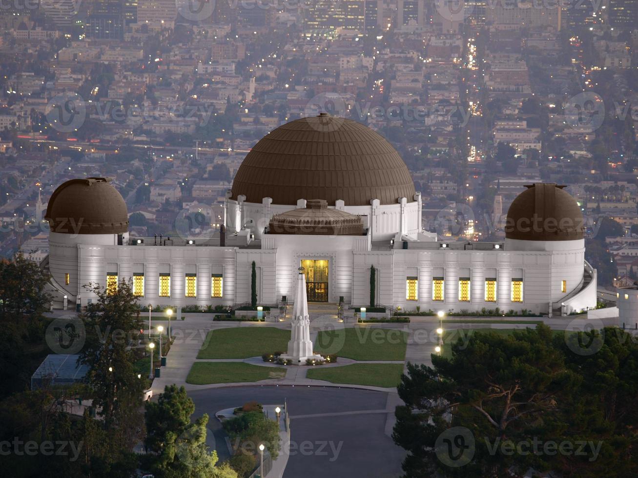 Griffith Park Observatorium mit Stadt Los Angeles dahinter foto