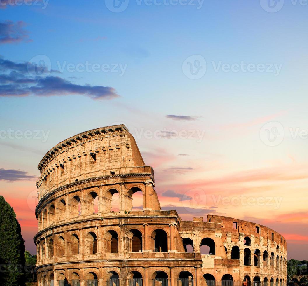 Kolosseum bei Sonnenuntergang in Rom, Italien foto