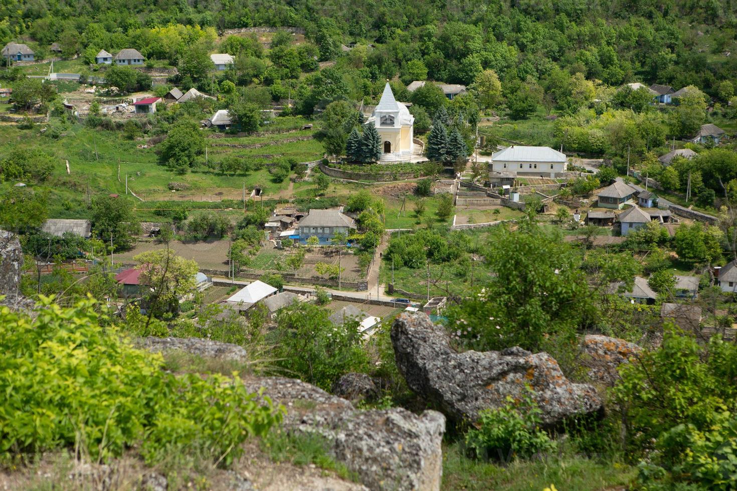 das dorf stroiesti ist eine sehr malerische ländliche stadt in der republik moldawien, die am ufer des flusses dnjestr liegt foto