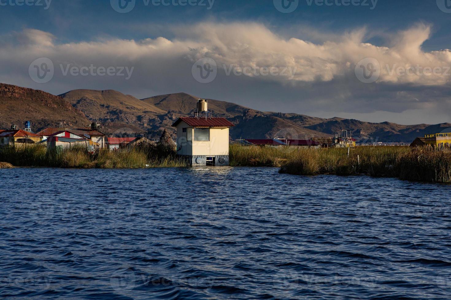 der Titicacasee ist der größte See Südamerikas und der höchstgelegene schiffbare See der Welt. foto