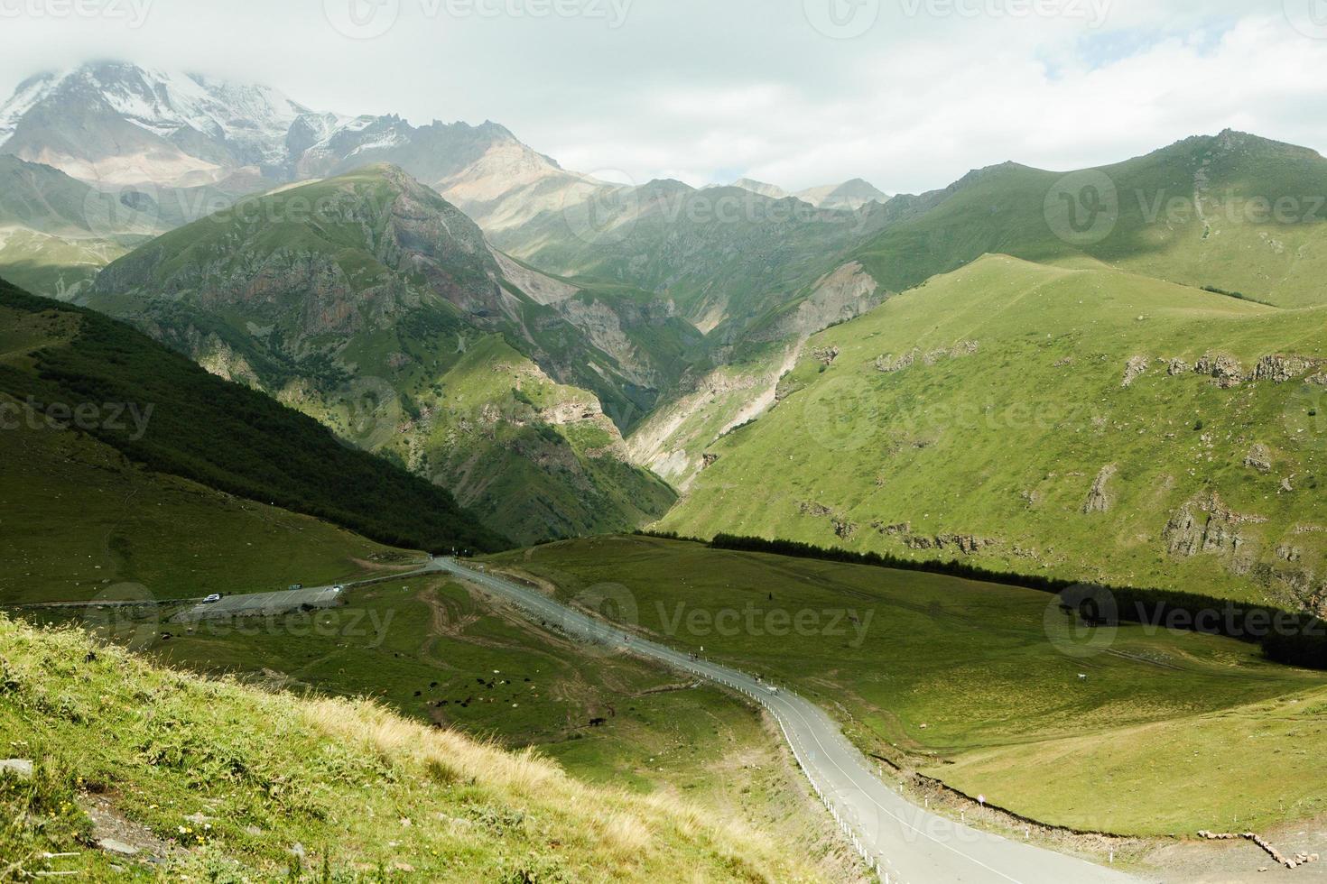 eine schöne landschaftsfotografie mit kaukasus in georgien. foto