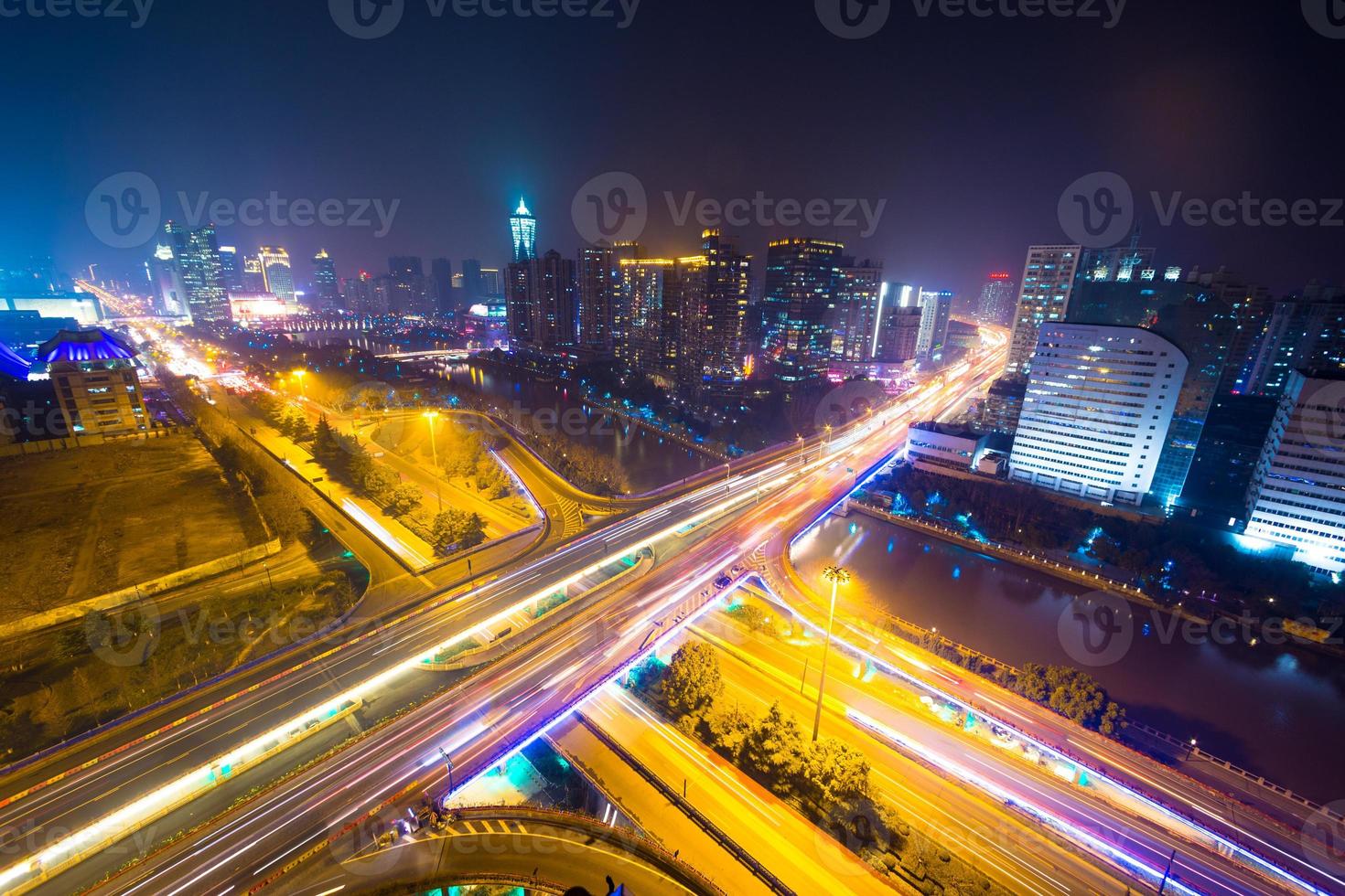 Ampelspuren auf Überführung und Stadtbild bei Nacht foto