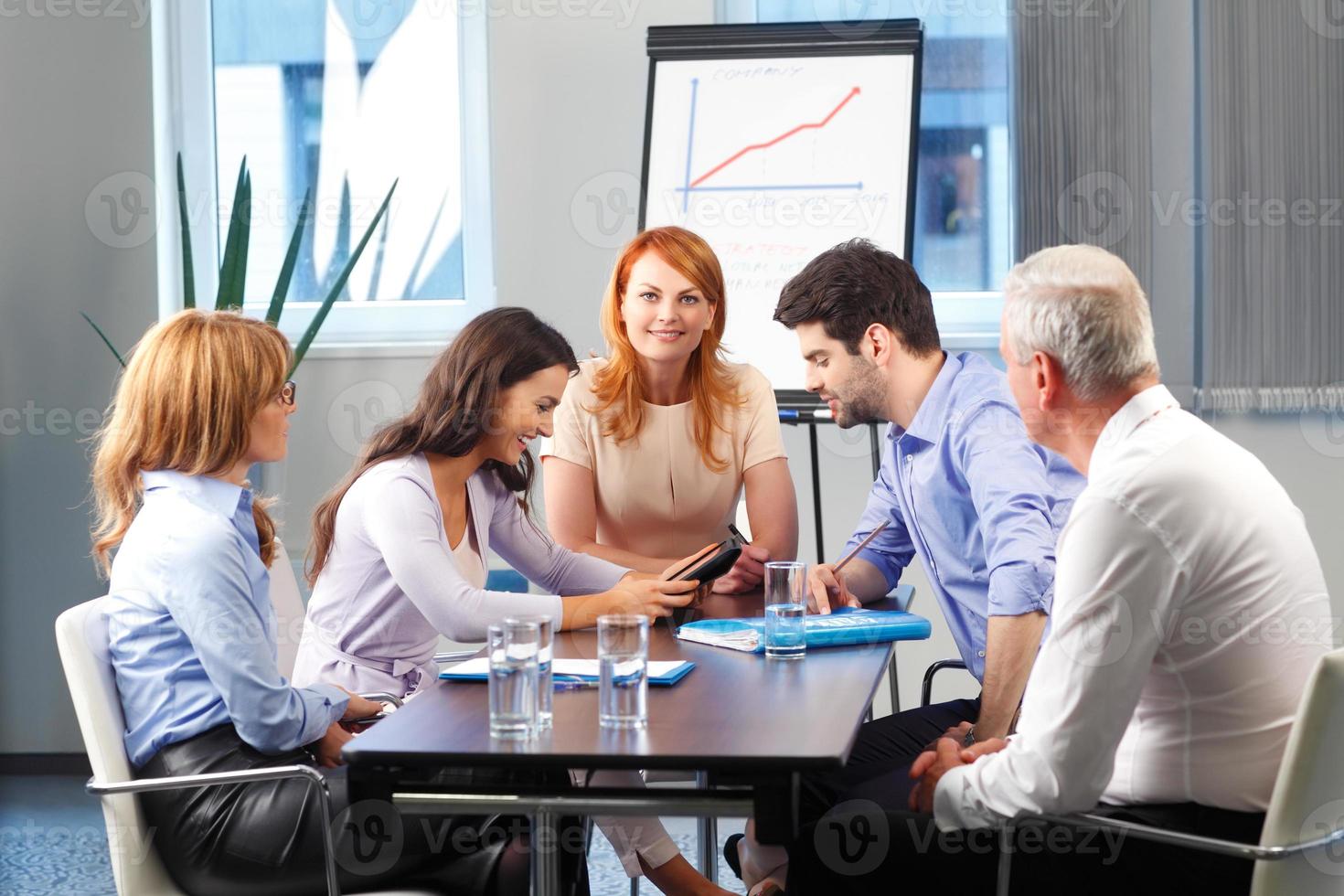 Geschäftsleute diskutieren bei einem Treffen foto