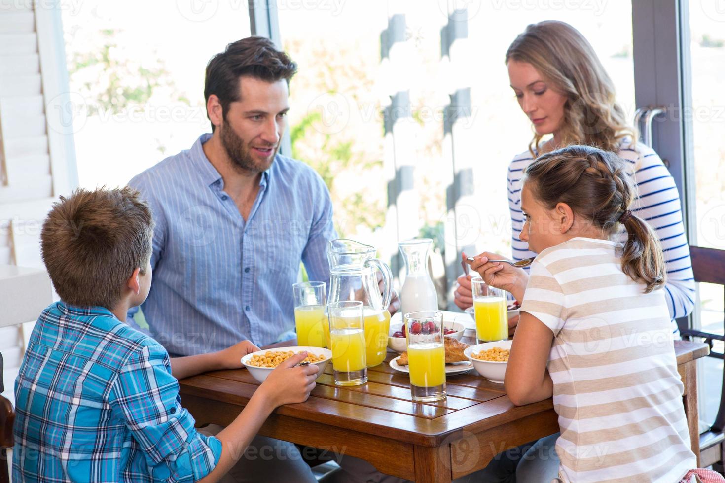 glückliche Familie beim gemeinsamen Frühstück foto