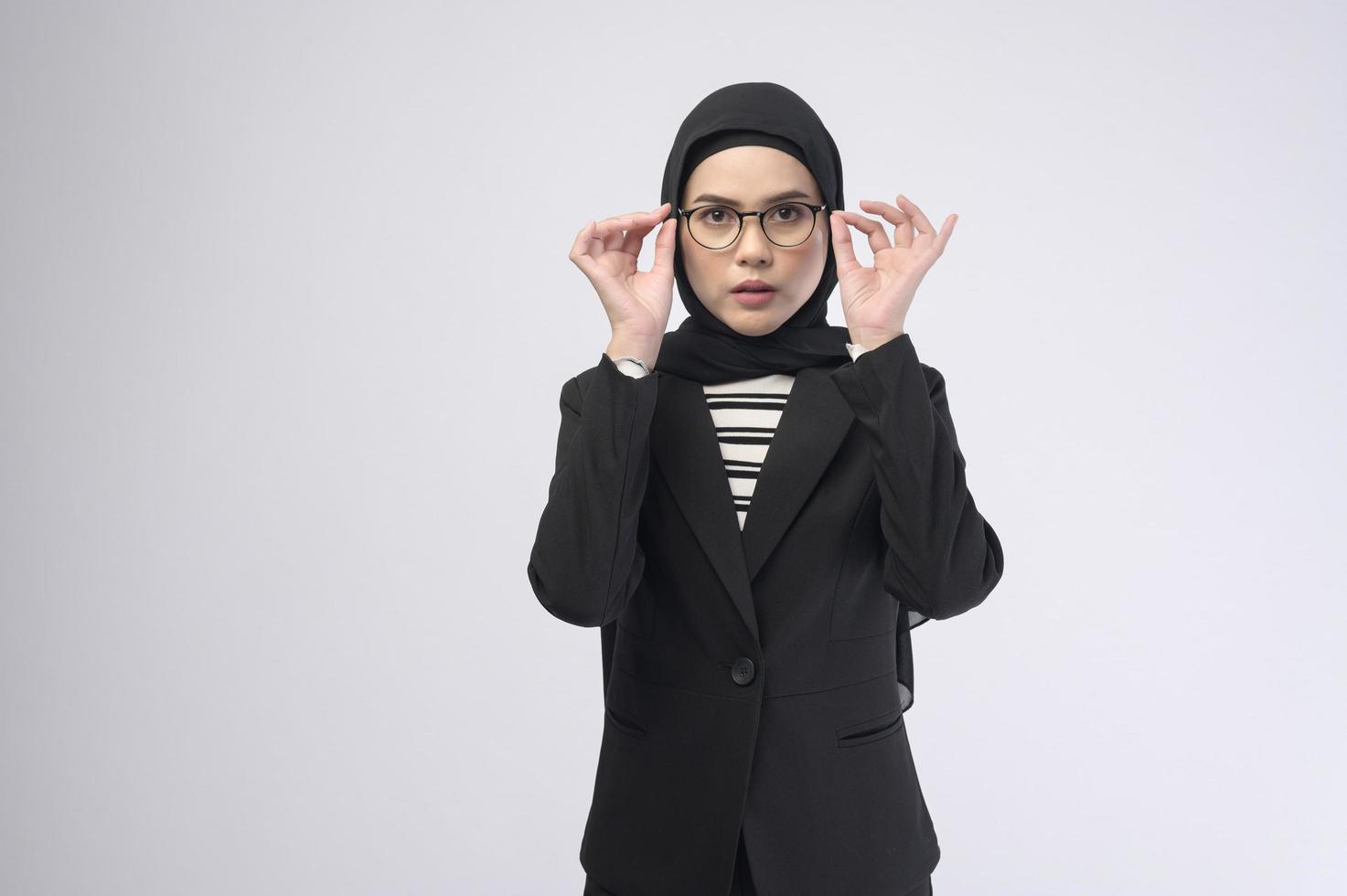 schöne muslimische Frau mit Brille auf weißem Hintergrund Studio foto