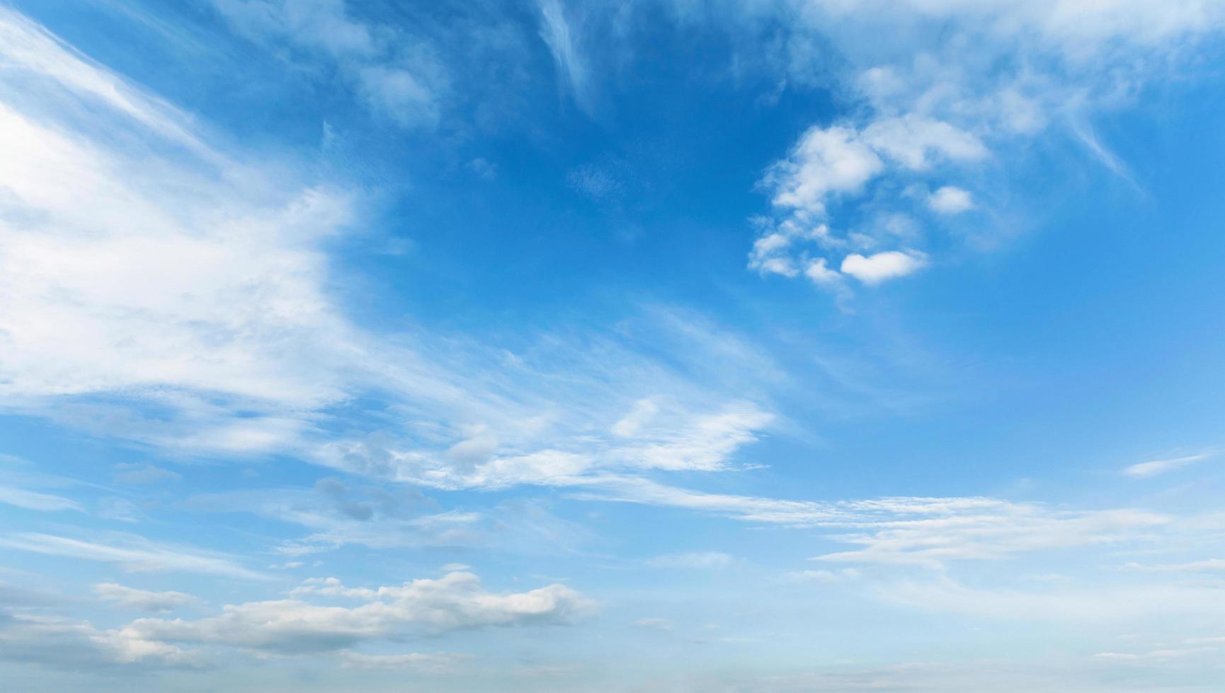 blauer Himmel mit weißem Wolkenhintergrund foto