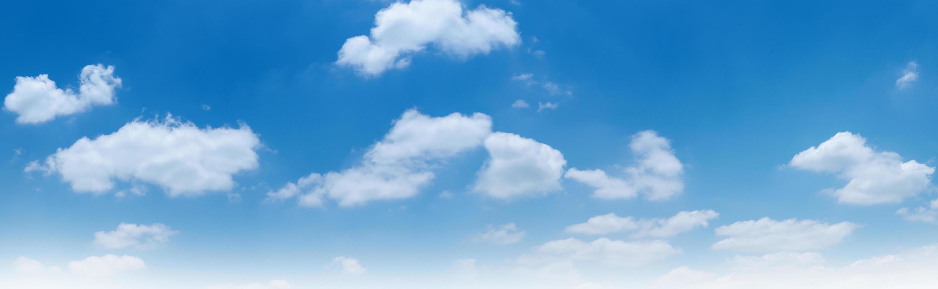 blauer Himmel mit weißem Wolkenhintergrund foto