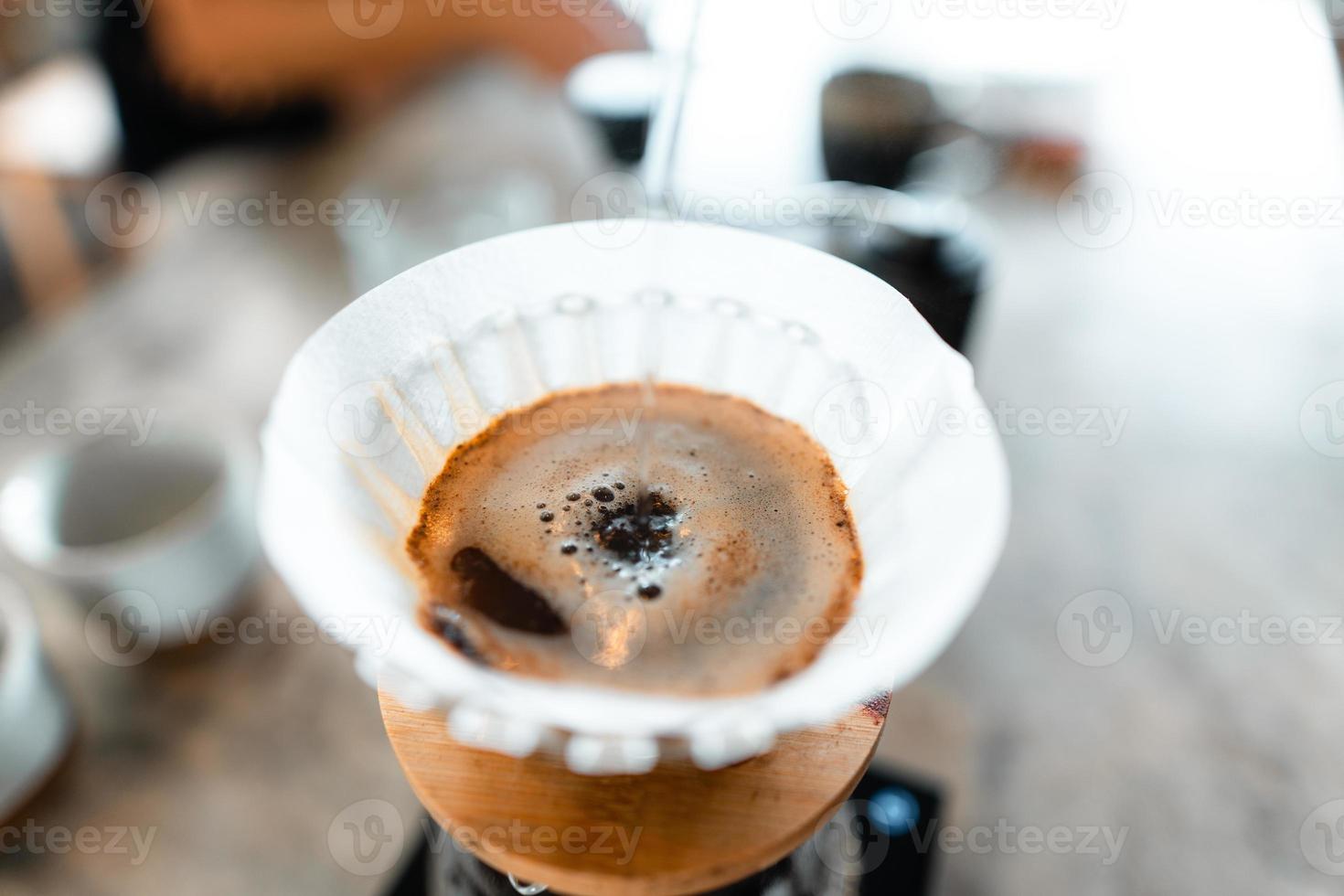 Kaffee tropfen, heißes Wasser in den Wasserkocher in den Kaffee gießen, Kaffee brühen foto