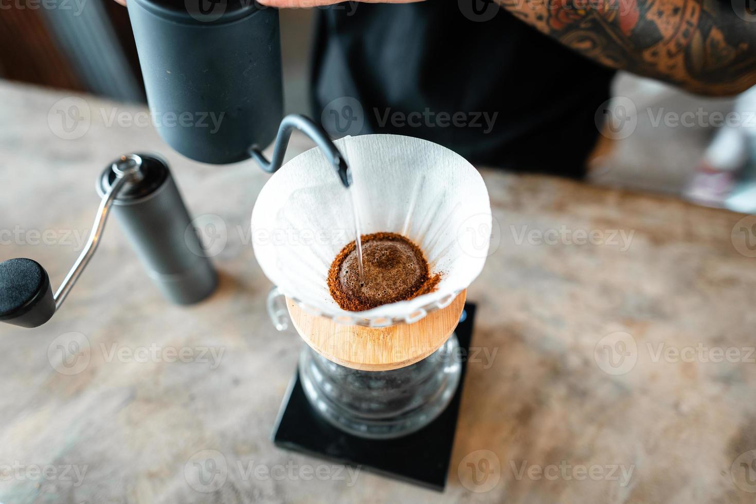 Kaffee tropfen, heißes Wasser in den Wasserkocher in den Kaffee gießen, Kaffee brühen foto