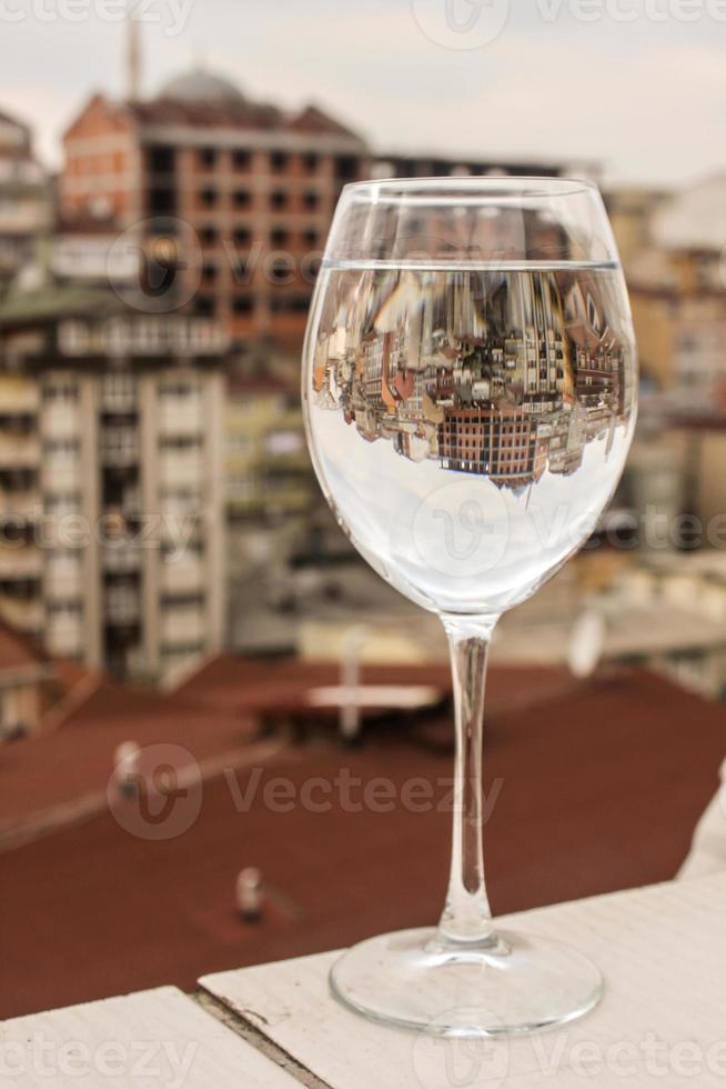 Reflexionsstadtbild zu Weinglas foto