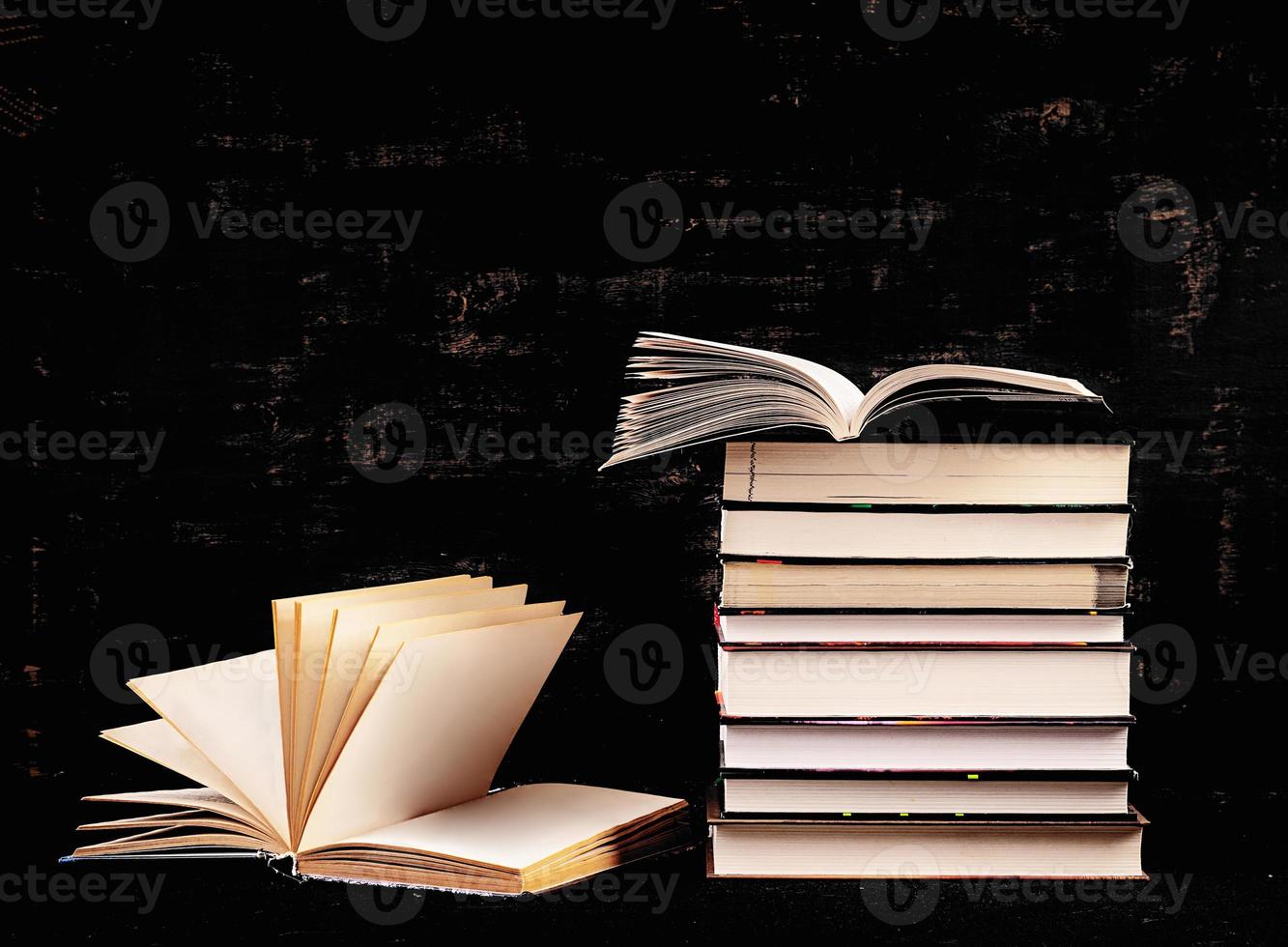 Stapel verschiedener Bücher auf dunklem Hintergrund. Wissenskonzept. foto
