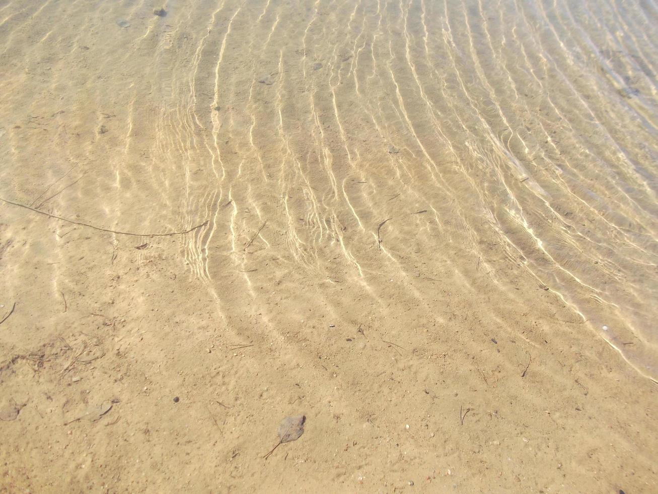 Wellen auf dem Teichwasser foto