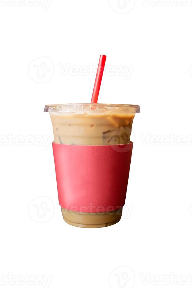 Eiskaffee im Plastikbecher zum Mitnehmen mit rotem Sicherheitskartonkragen und rotem Strohhalm, isoliert auf weiß. foto