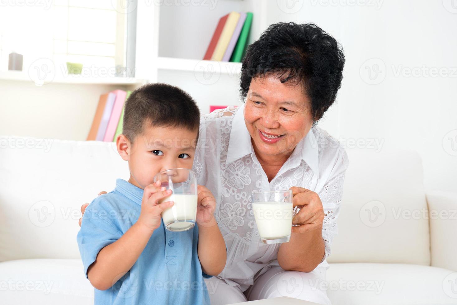 trinke zusammen Milch foto