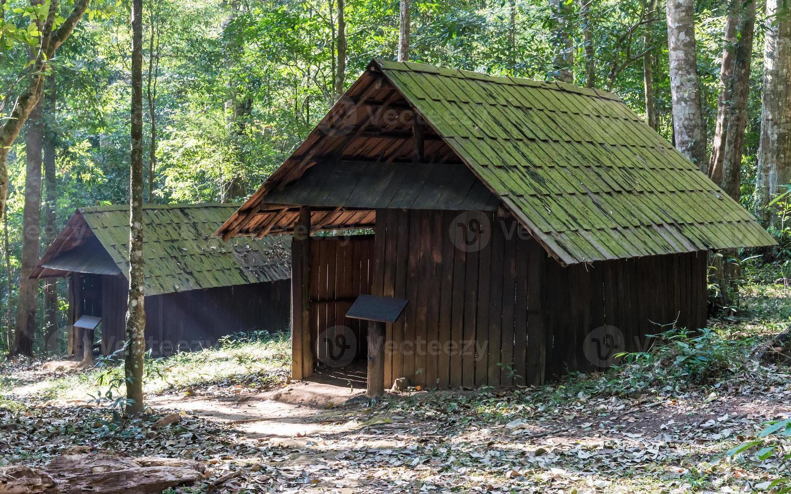 altes Holzhaus, das aufgegeben wurde foto