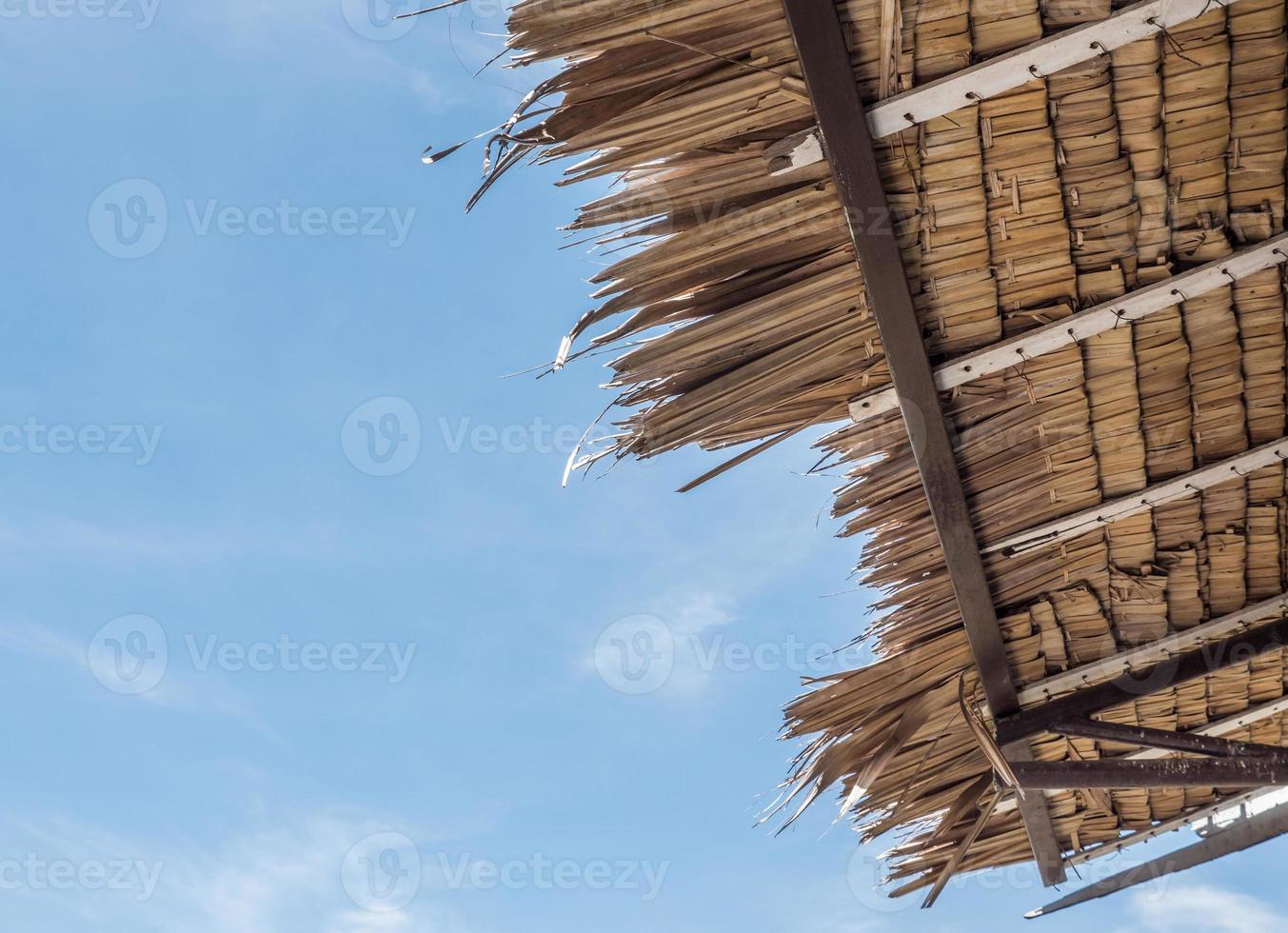 Traditionelles Palmendach unter dem strahlend blauen Himmel. foto